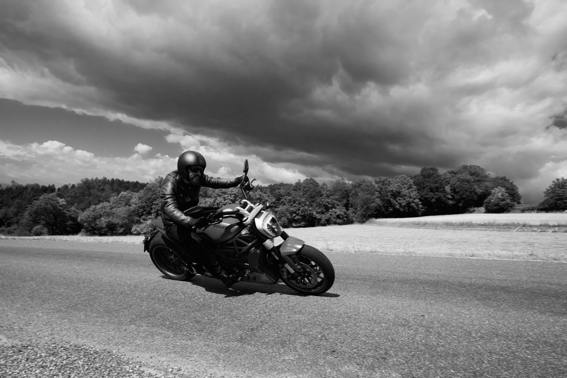 XDiavel_Black White side